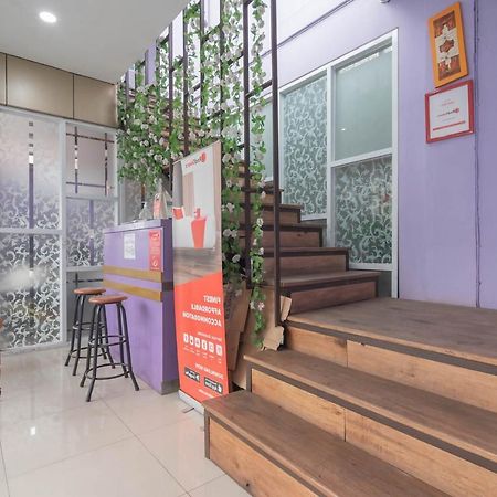 Hotel RedDoorz @ Gatot Subroto Street Bandung 3 Exterior foto