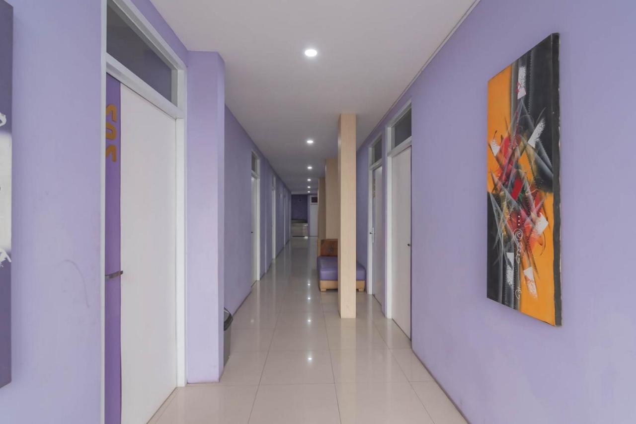 Hotel RedDoorz @ Gatot Subroto Street Bandung 3 Exterior foto