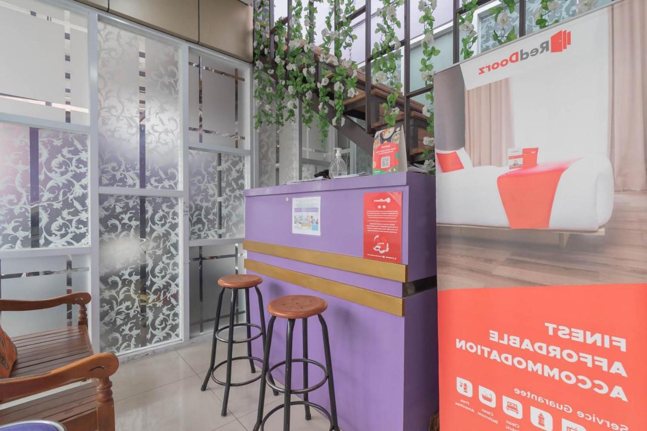Hotel RedDoorz @ Gatot Subroto Street Bandung 3 Exterior foto