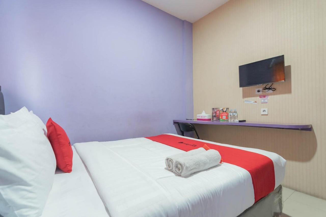 Hotel RedDoorz @ Gatot Subroto Street Bandung 3 Exterior foto