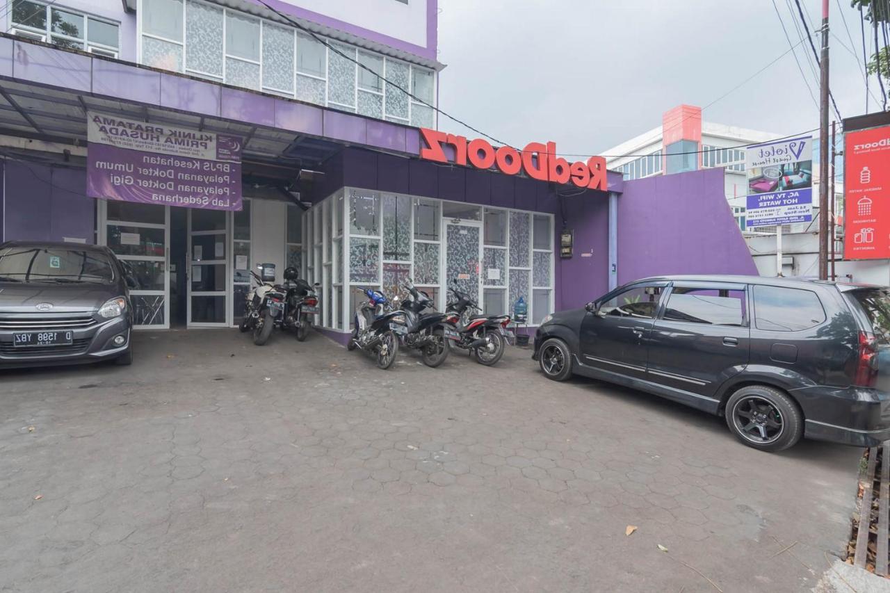 Hotel RedDoorz @ Gatot Subroto Street Bandung 3 Exterior foto