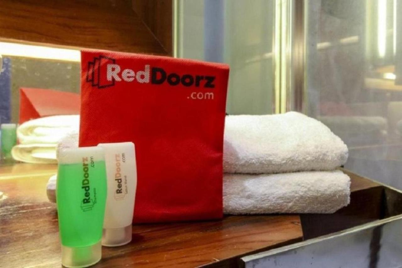 Hotel RedDoorz @ Gatot Subroto Street Bandung 3 Exterior foto