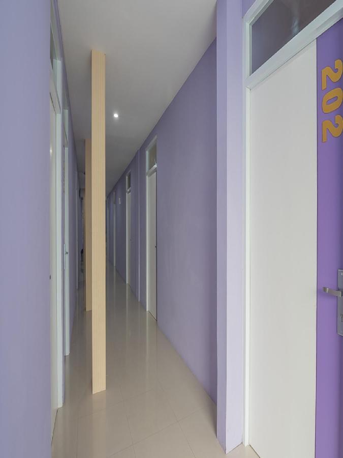 Hotel RedDoorz @ Gatot Subroto Street Bandung 3 Exterior foto